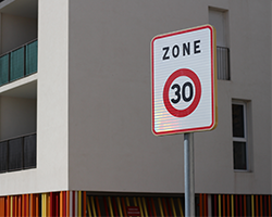 Qu'est-ce qu'une zone 30 et quel est le r&ocirc;le du panneau zone 30 en ville ?